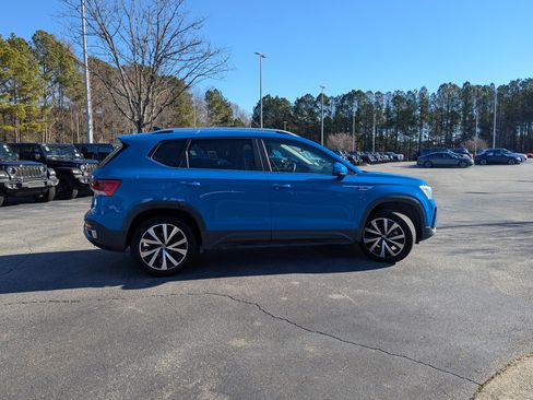 Used 2022 Volkswagen Taos SE w/ Panoramic Sunroof Package image 3