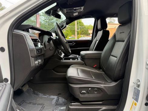 Used 2025 GMC Yukon XL Denali RWD image 25