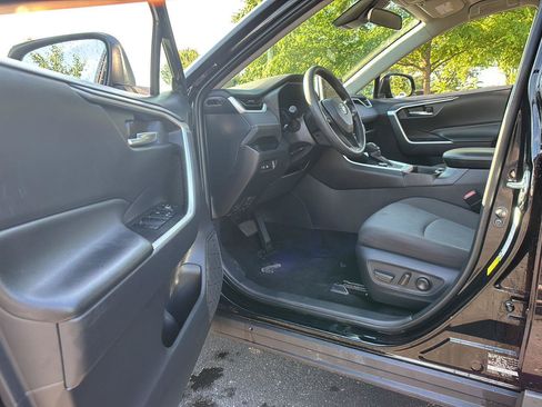 Used 2025 Toyota RAV4 XLE AWD/4WD image 2