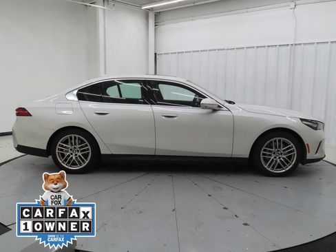 Used 2025 BMW 530i xDrive image 2