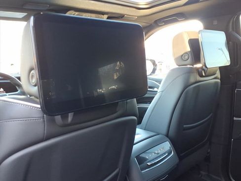 Used 2023 Cadillac Escalade Premium Luxury AWD/4WD image 16