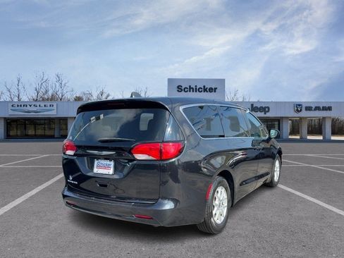 Used 2022 Chrysler Voyager LX FWD image 3