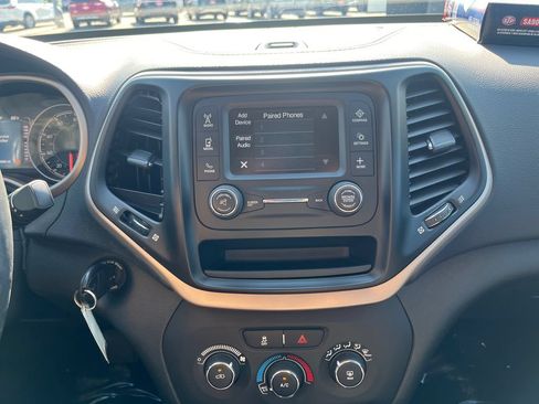 Used 2017 Jeep Cherokee Sport FWD image 20