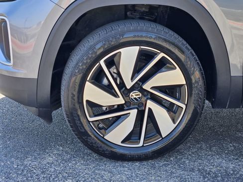 Used 2024 Volkswagen Atlas SE w/ Black Wheel Package FWD image 9