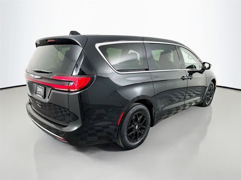 Used 2023 Chrysler Pacifica Touring-L image 7