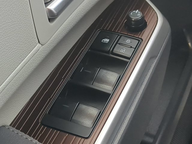 Certified 2024 Toyota Sienna XLE FWD image 29