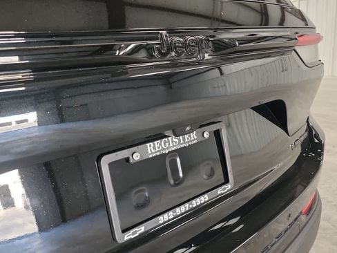 Used 2024 Jeep Grand Cherokee Limited w/ Black Appearance Package RWD image 12