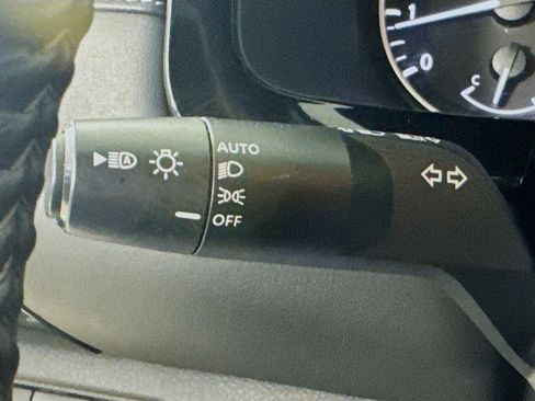 Used 2024 Nissan Pathfinder SV FWD image 15