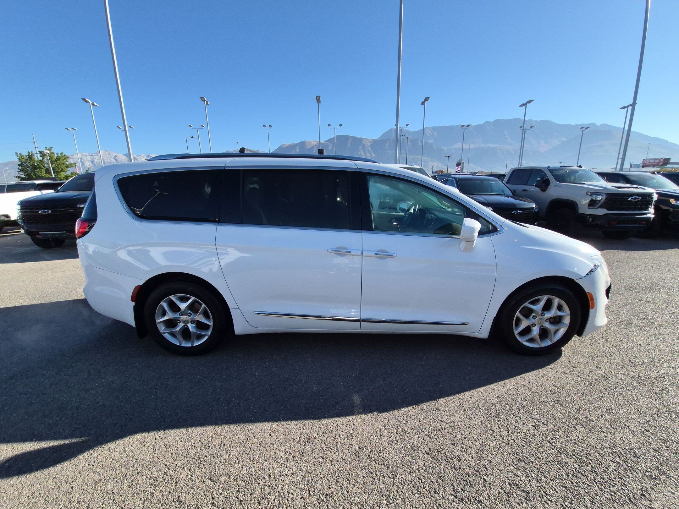 Used 2017 Chrysler Pacifica Touring-L Plus w/ Tire & Wheel Group FWD image 2