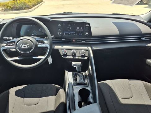 Used 2025 Hyundai Elantra SE FWD image 19