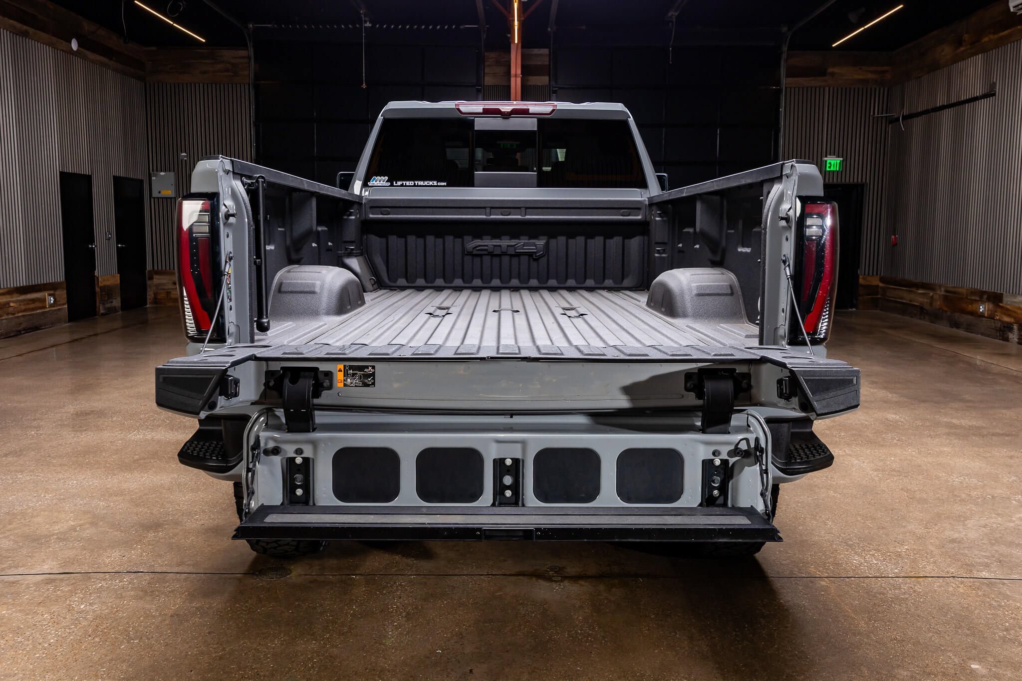 Used 2024 GMC Sierra 3500 AT4 w/ AT4 Preferred Package AWD/4WD image 9