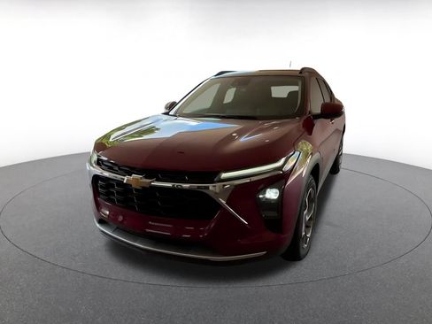Used 2025 Chevrolet Trax LT w/ LT Convenience Package FWD image 4