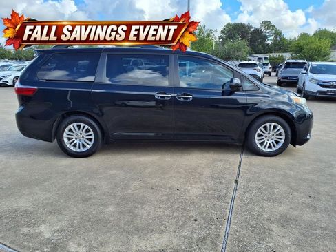 Used 2017 Toyota Sienna XLE Premium FWD image 6