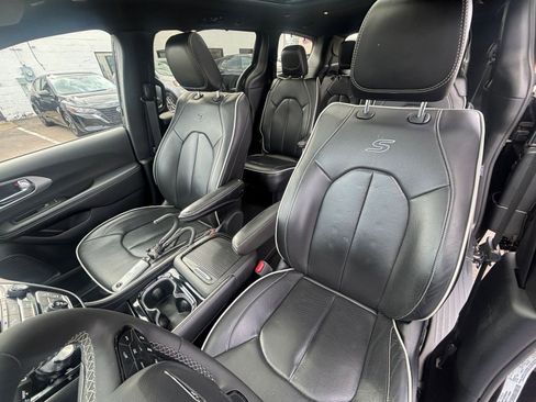 Used 2025 Chrysler Pacifica Limited image 41