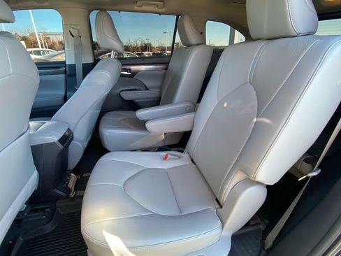Used 2020 Toyota Highlander Limited image 13