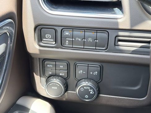 Used 2023 Chevrolet Suburban LT AWD/4WD image 17