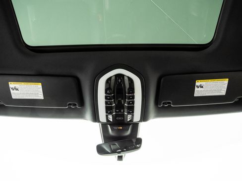Certified 2023 Porsche Macan AWD/4WD image 19