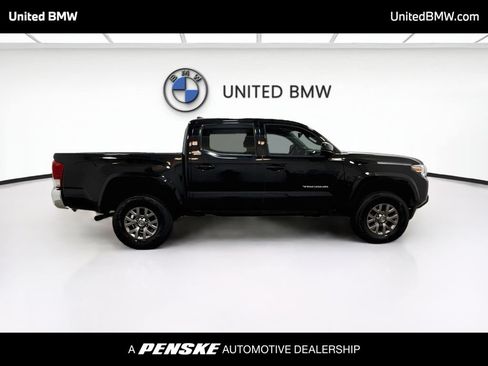 Used 2017 Toyota Tacoma SR5 w/ Tow Package RWD image 4