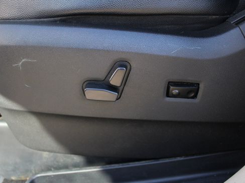 Used 2016 Chrysler Town & Country Touring w/ Driver Convenience Group image 16