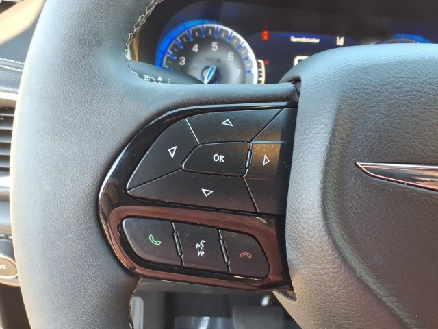 Used 2024 Chrysler Pacifica Limited w/ Uconnect Theater Family Group FWD image 19