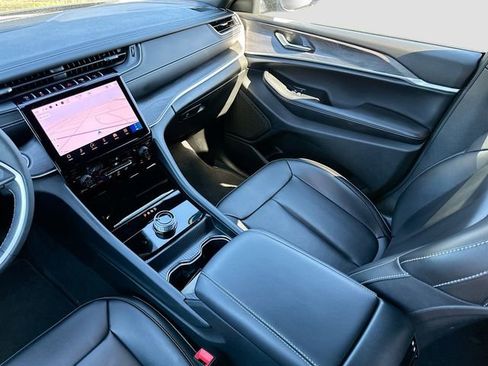 Used 2025 Jeep Grand Cherokee L Limited image 22