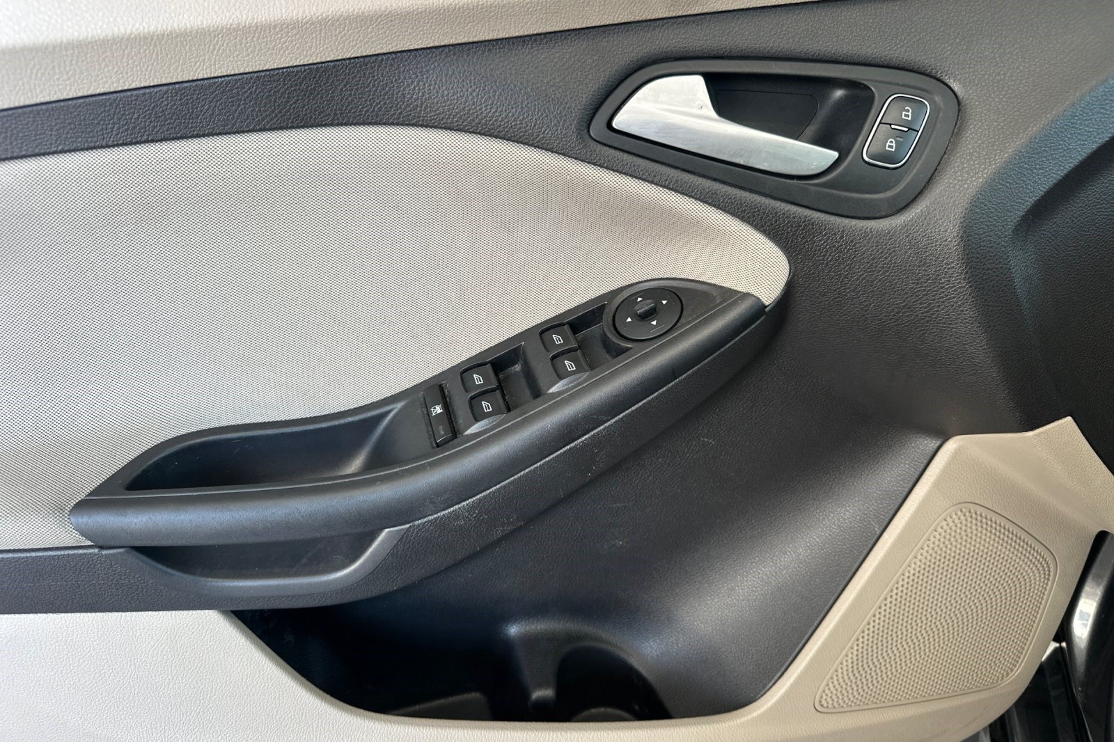Used 2015 Ford Focus SE w/ SE Sport Package FWD image 12