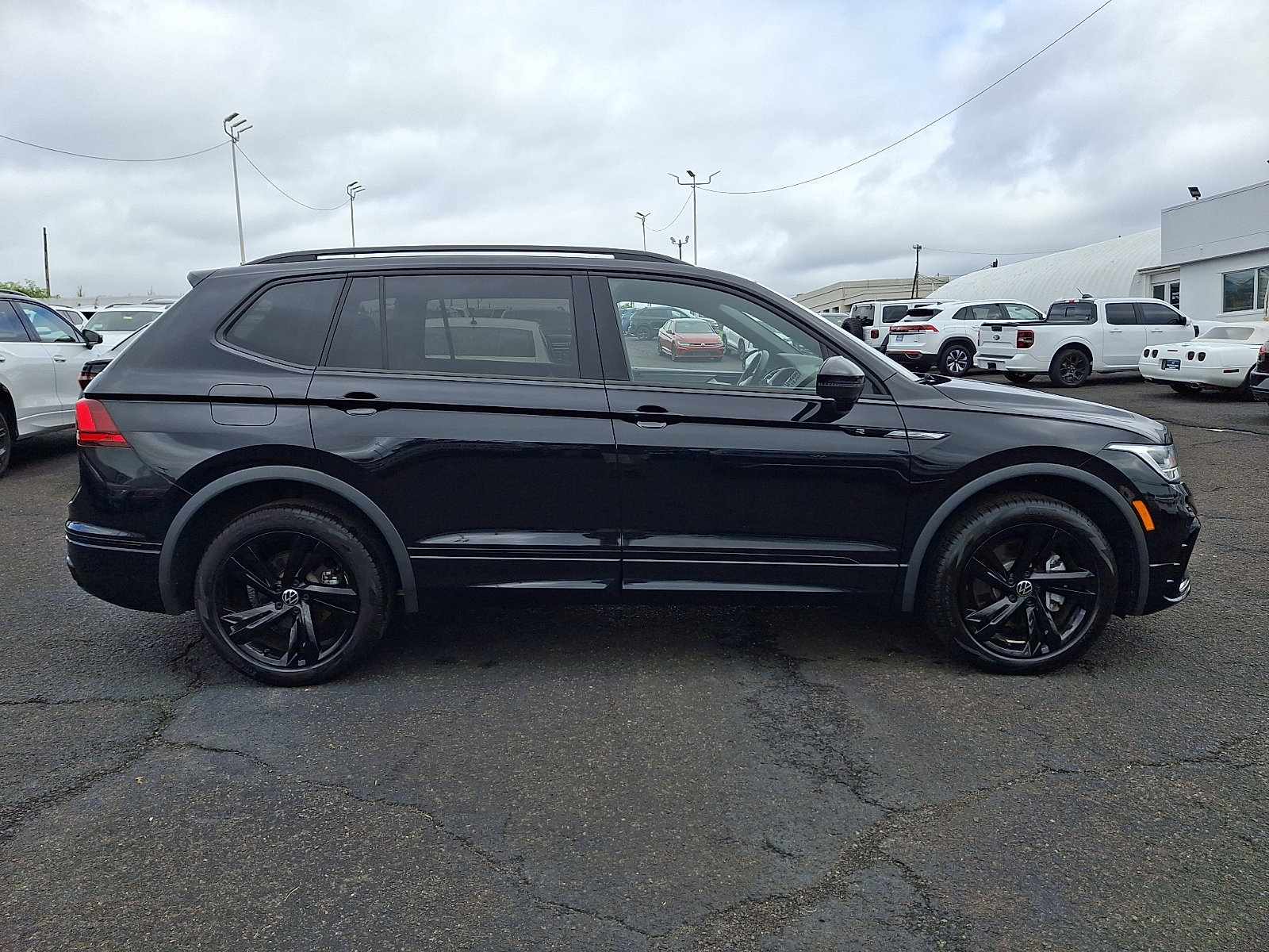 Used 2024 Volkswagen Tiguan SE R-Line AWD/4WD image 8