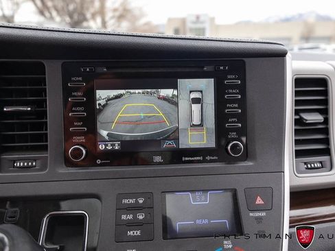 Used 2020 Toyota Sienna Limited image 32