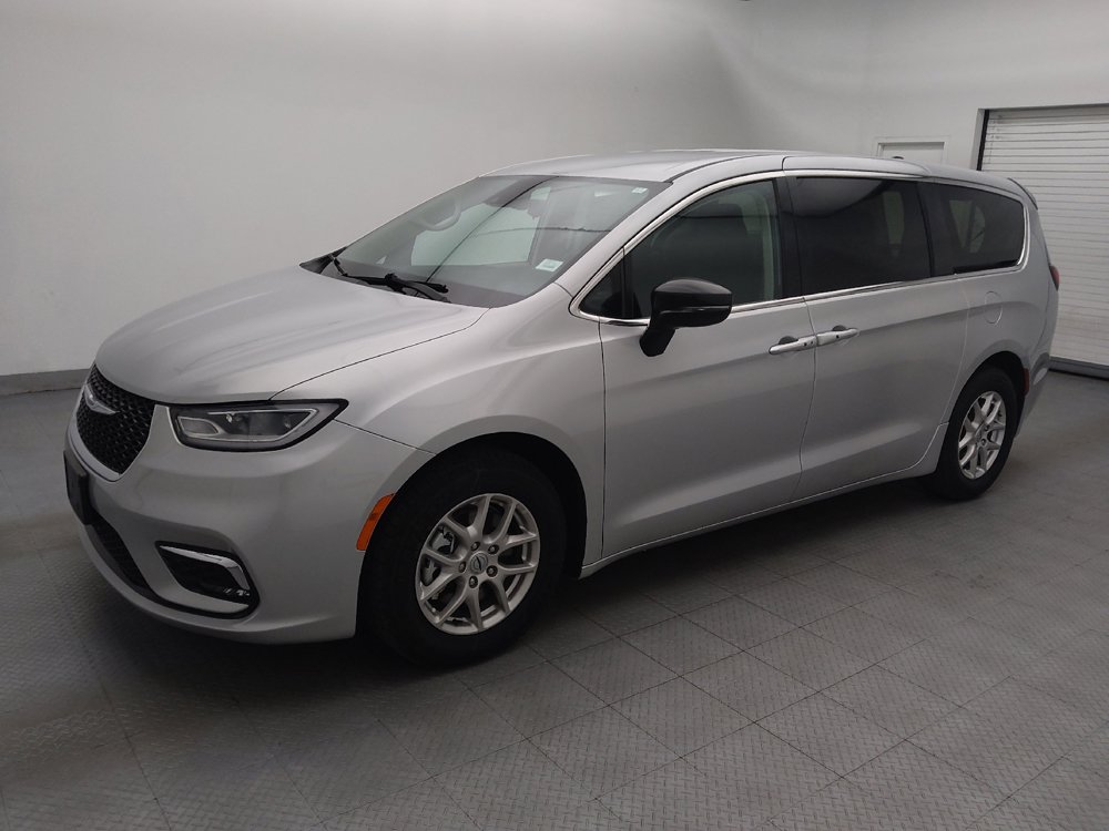 Used 2024 Chrysler Pacifica Touring-L FWD image 2