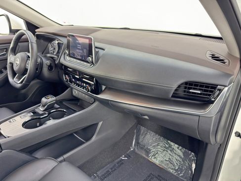 Used 2022 Nissan Rogue SV w/ SV Premium Package image 14