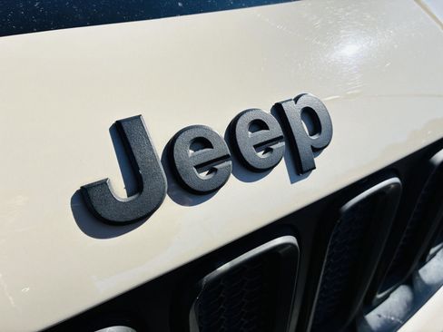 Used 2016 Jeep Renegade Latitude image 16