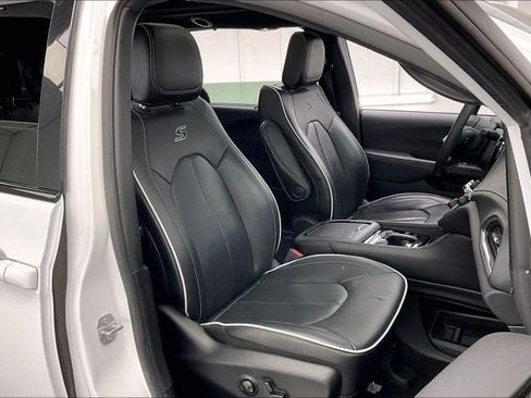 Used 2025 Chrysler Pacifica Limited FWD image 7