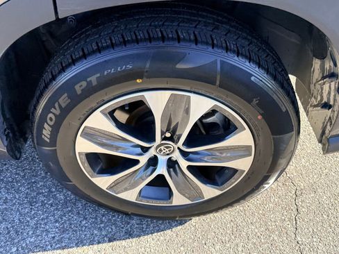 Used 2021 Toyota Highlander XLE image 9