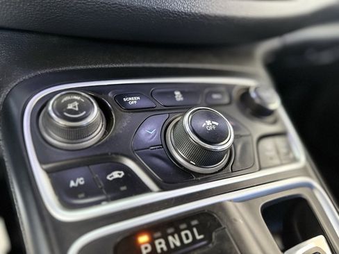 Used 2015 Chrysler 200 Limited image 32