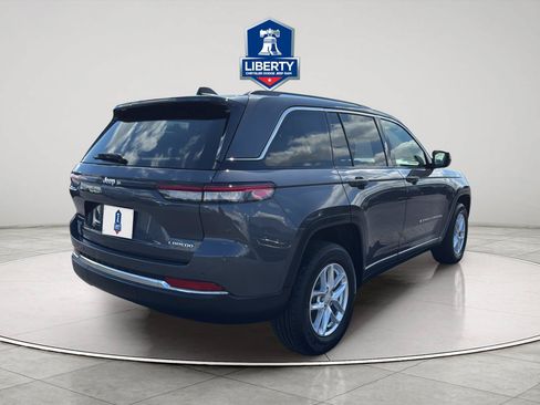 Used 2023 Jeep Grand Cherokee Laredo AWD/4WD image 10