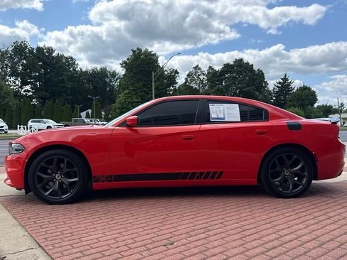 Used 2017 Dodge Charger R/T w/ Premium Group RWD image 4