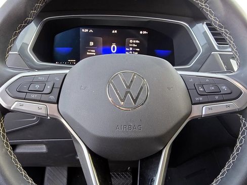 Used 2022 Volkswagen Tiguan SE image 15