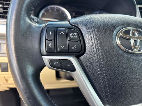 Used 2019 Toyota Highlander XLE image 24