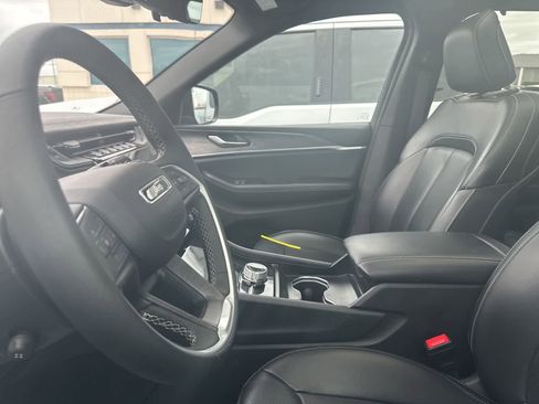 Used 2024 Jeep Grand Cherokee Limited w/ Luxury Tech Group II AWD/4WD image 32