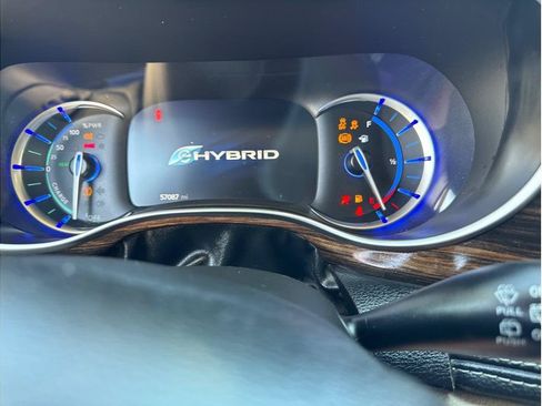 Used 2023 Chrysler Pacifica Limited FWD image 39
