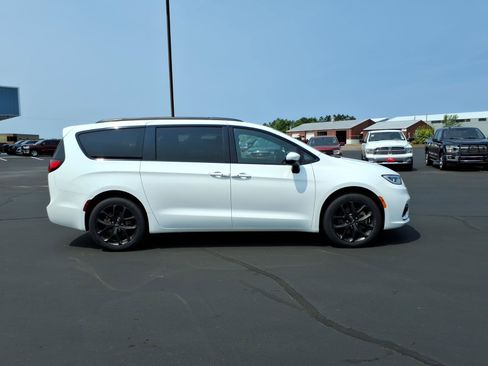 Used 2023 Chrysler Pacifica Touring-L w/ S Appearance Package AWD/4WD image 7