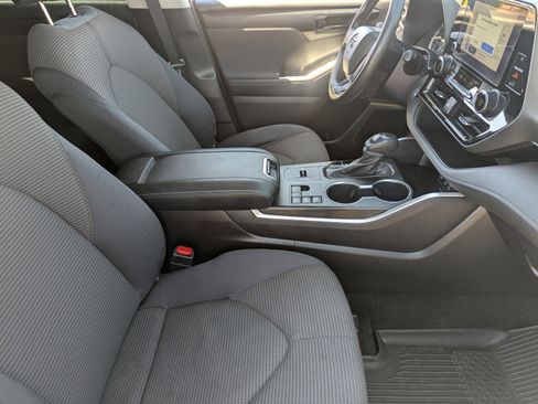 Used 2023 Toyota Highlander L image 12