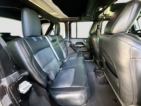 Used 2018 Jeep Wrangler Unlimited Sahara image 26