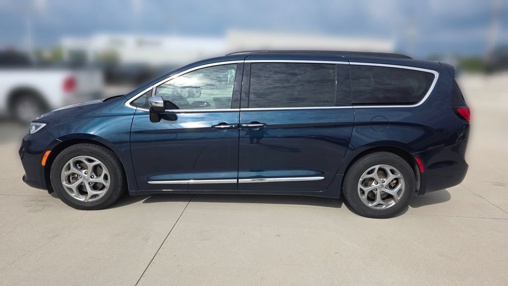 Used 2023 Chrysler Pacifica Limited FWD image 2