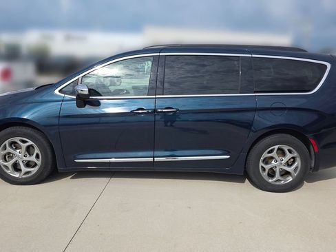 Used 2023 Chrysler Pacifica Limited FWD image 2