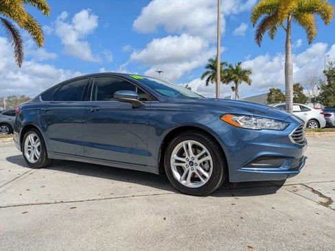 Used 2018 Ford Fusion SE w/ Fusion SE Technology Package image 2