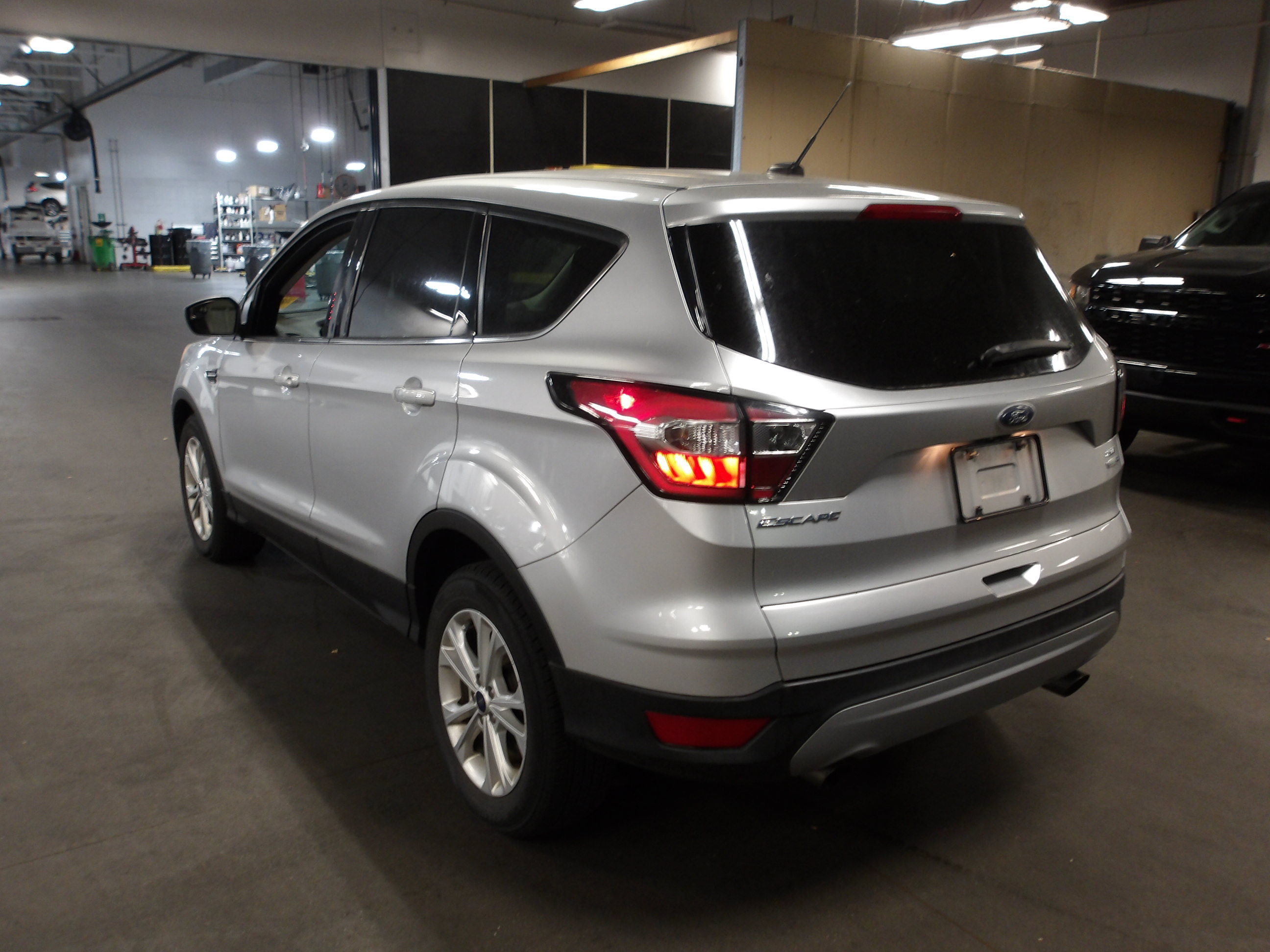 Used 2017 Ford Escape SE AWD/4WD image 3