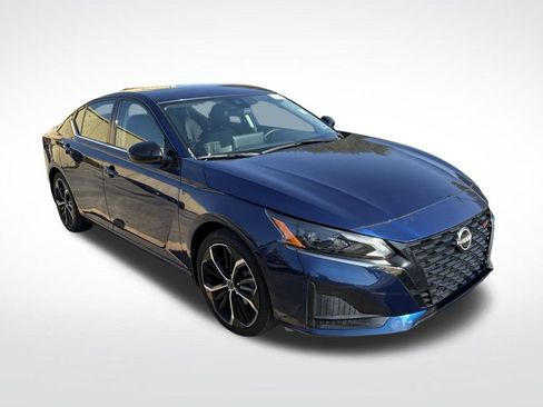 Used 2023 Nissan Altima 2.5 SR w/ SR Premium Package FWD image 3