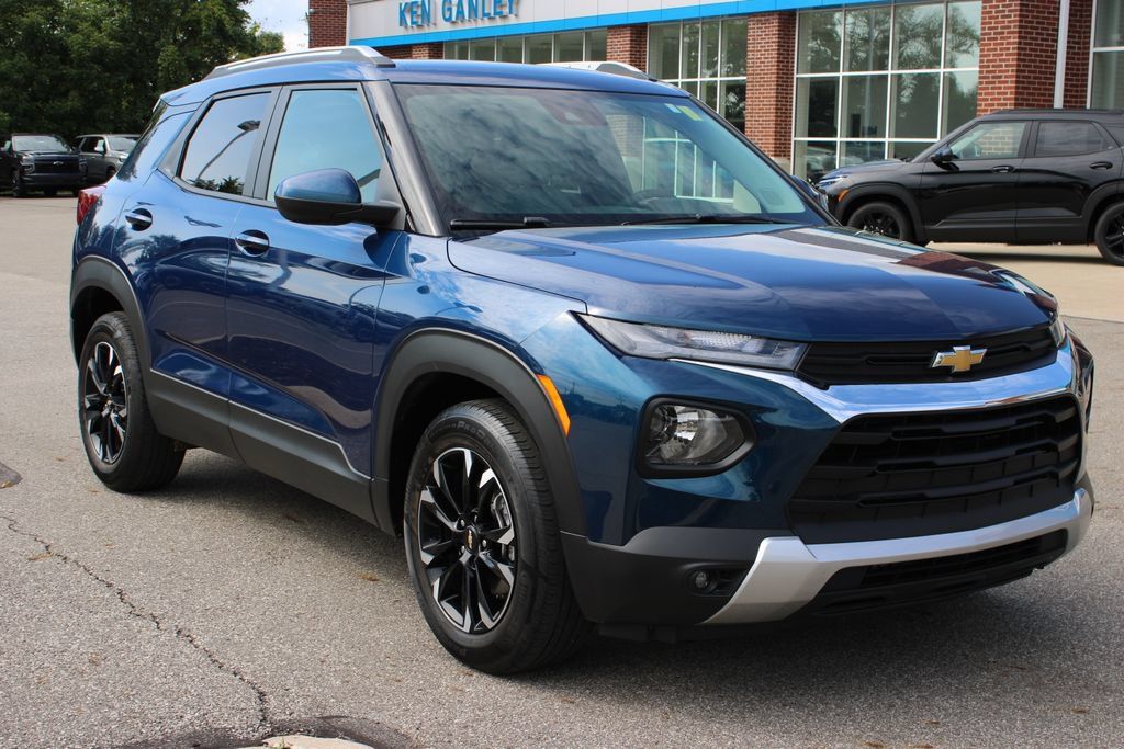 Used 2021 Chevrolet TrailBlazer LT w/ Convenience Package FWD image 2