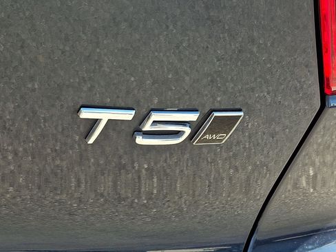 Used 2021 Volvo XC40 T5 Momentum w/ Premium Package AWD/4WD image 30